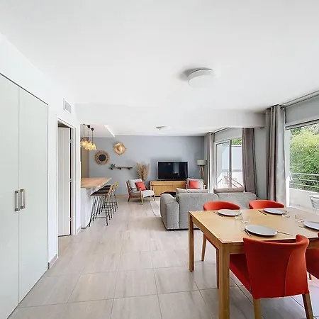 Standing Avec Terrasse, Piscine Et Acces Plage, 2 Chambres, Climatise, Parking, Pmr - Fr-1-770-28