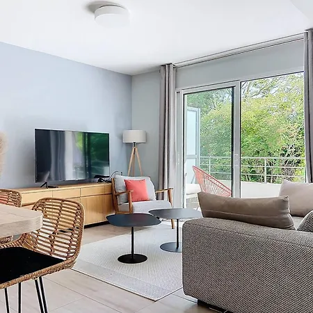 Standing Avec Terrasse, Piscine Et Acces Plage, 2 Chambres, Climatise, Parking, Pmr - Fr-1-770-28
